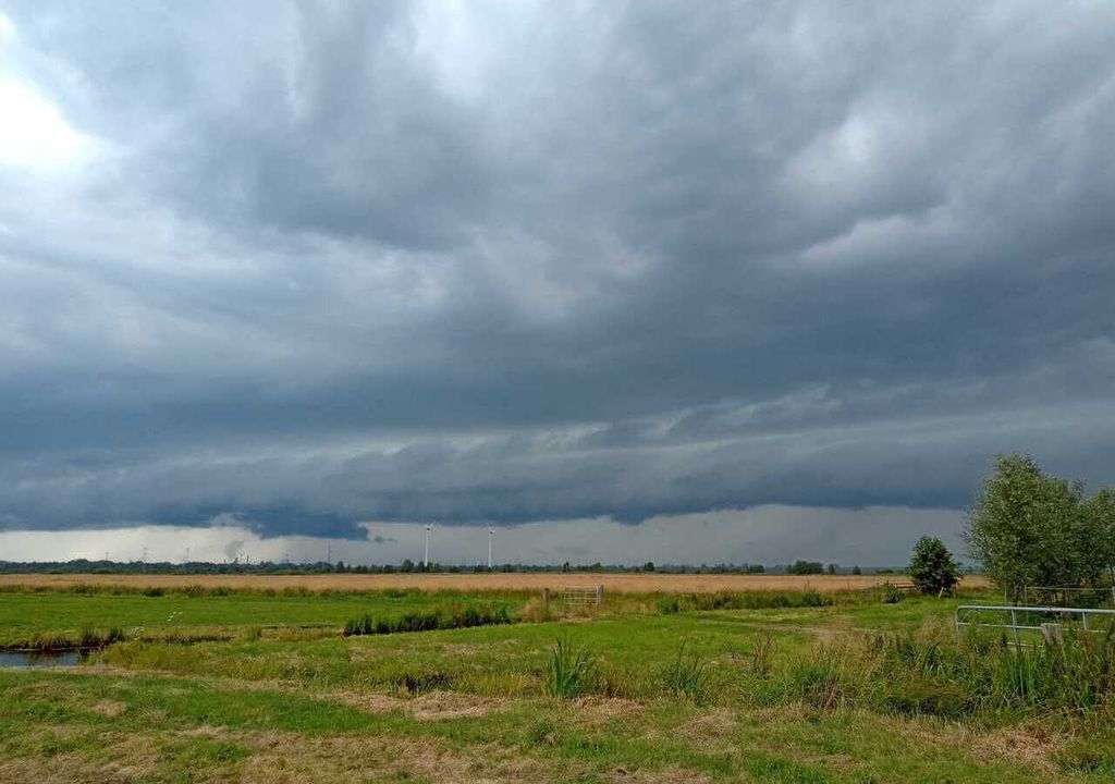 Ein Gewitterwolken-Cluster mit typischer Böenwalze kurz vor Beginn starker Regenfälle nahe Bremen (Deutschland) am 21. Juli 2023. Ein Gewitterwolken-Cluster mit typischer Böenwalze kurz vor Beginn starker Regenfälle nahe Bremen (Deutschland) am 21. Juli 2023.