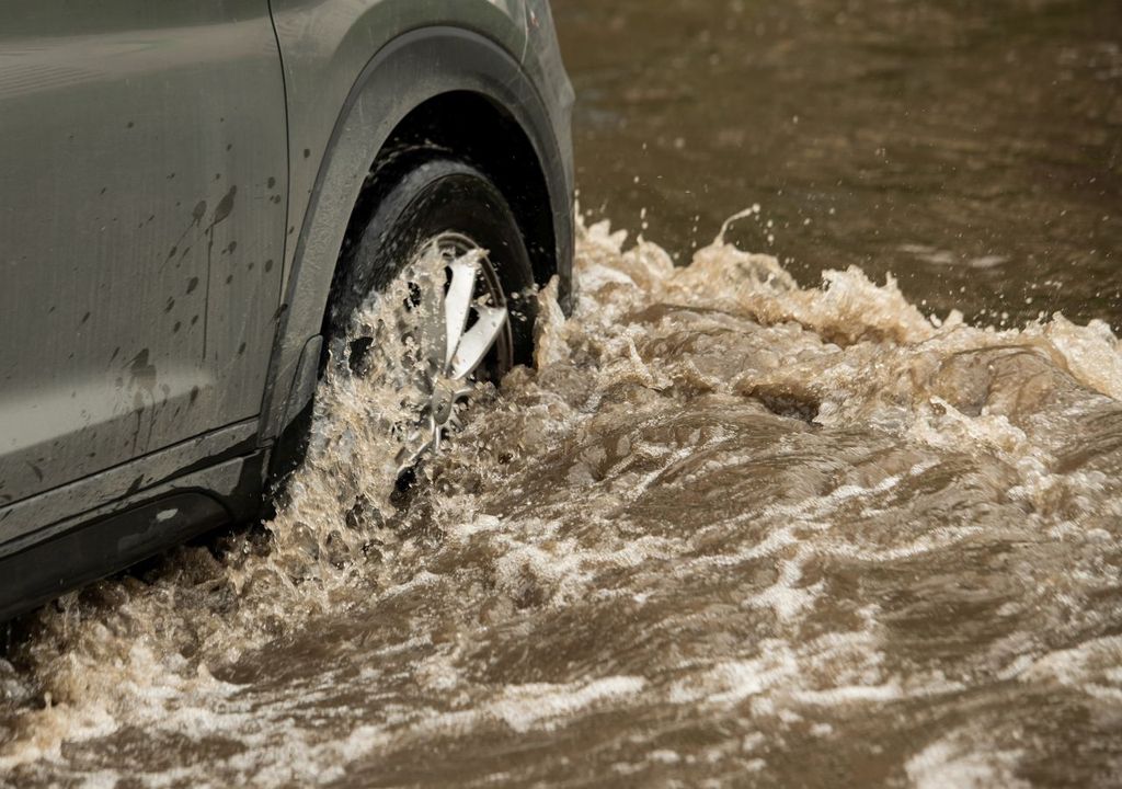 wassermassen, hochwasser wassermassen, hochwasser
