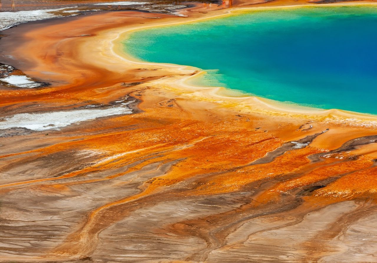 Os extremófilos são microrganismos que podem sobreviver em ambientes inóspitos à vida. Um dos casos mais noticiados é nos hot springs de Yellowstone.