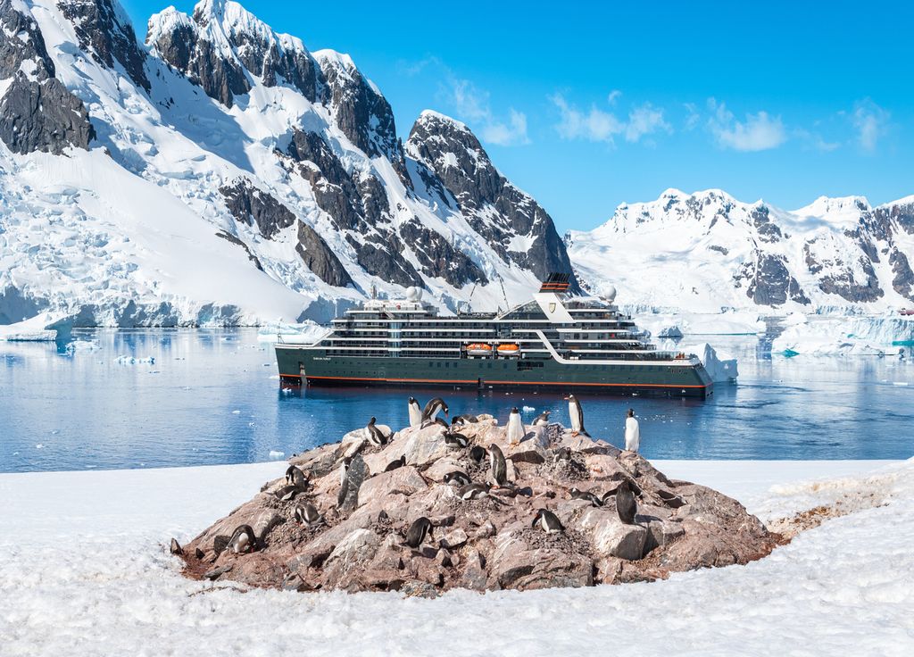 Le navire de croisière Seabourn Pursuit dans la baie de Port Charcot, sur l'île Booth.