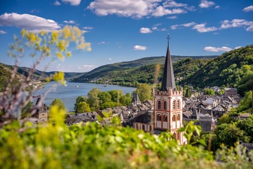 Fachwerk und Weinberge: Was den Ausflug ins dieses Weindorf einzigartig macht
