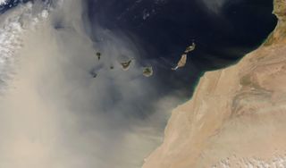 Factores meteorológicos de la irrupción de polvo sobre Canarias
