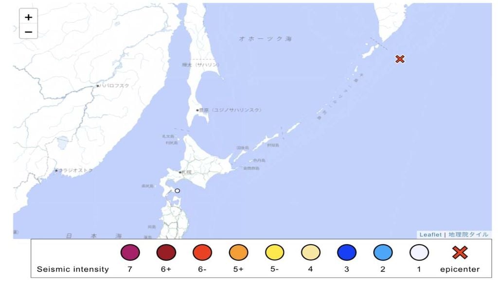 Mapa da Agência Meteorológica do Japão assinala o epicentro do sismo que atingiu a região ao largo da península de Kamchatka, na tarde de sexta-feira, dia 16 de Outubro. Fonte: The Japan times