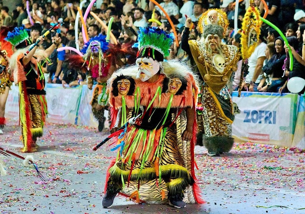 El Carnaval Con la Fuerza del Sol contará con la participación de más de 70 comparsas. Crédito: aricafuerzadelsol.cl