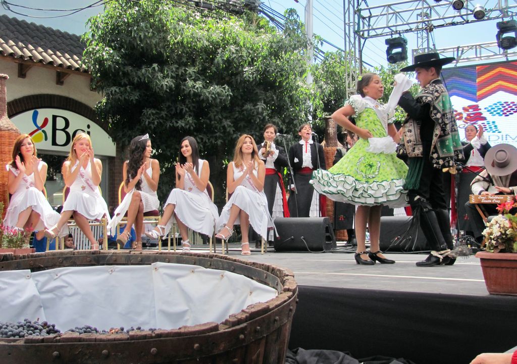 Bailes típicos en la Fiesta de la Vendimia de Colchagua, Santa Cruz. Bailes típicos en la Fiesta de la Vendimia de Colchagua, Santa Cruz.