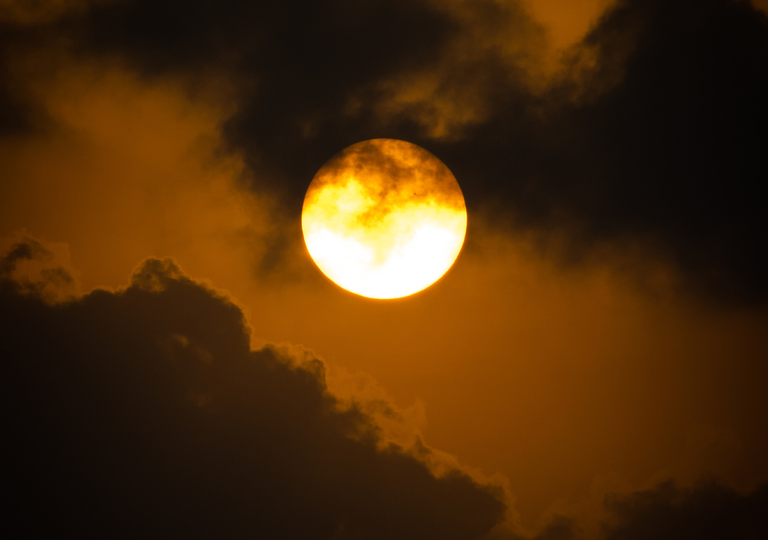 Superlua azul pode ser vista esta noite. Fenómeno raro também será visível  em Portugal