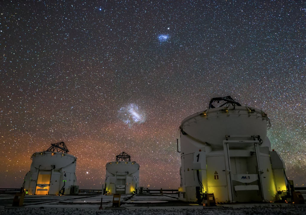 Pequeñas y Grandes Nubes de Magallanes fotografiadas sobre el VLT en Chile.