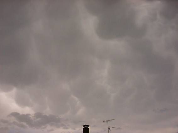 Familia De Tormentas Sobre Guadarrama, El 26 De Junio De 2002