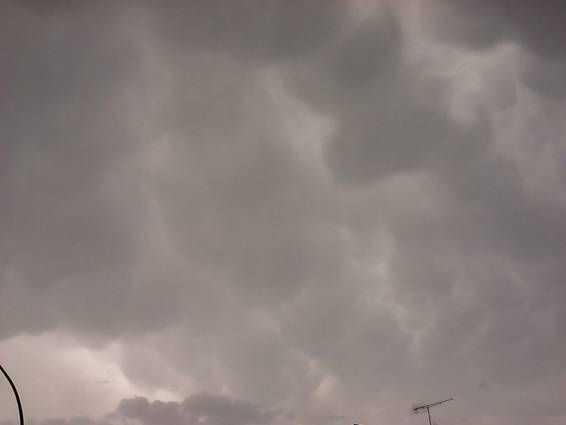 Familia De Tormentas Sobre Guadarrama, El 26 De Junio De 2002