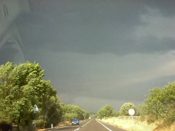 Familia De Tormentas Sobre Guadarrama, El 26 De Junio De 2002