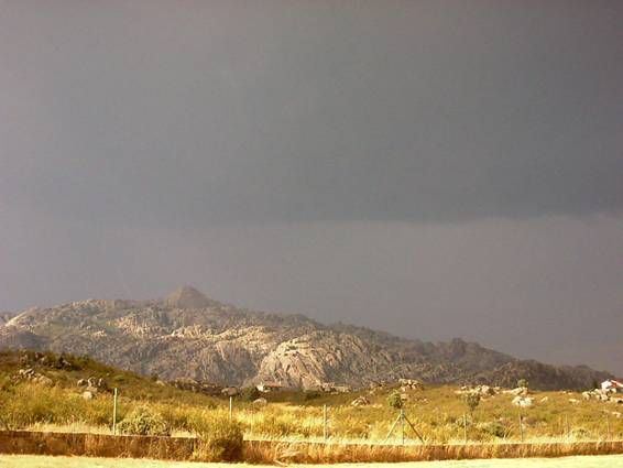 Familia De Tormentas Sobre Guadarrama, El 26 De Junio De 2002