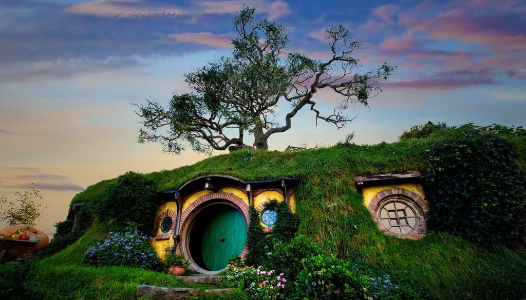Hobbiton Matamata Hobbit Nouvelle-Zélande Film Cinéma Le décor de cinéma le plus célèbre est celui de la franchise du Seigneur des Anneaux et du Hobbit, tournés en Nouvelle-Zélande.