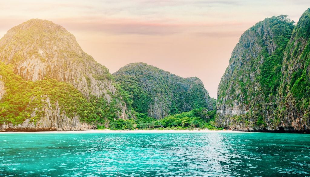 La Plage Maya Bay Thailande Ile Montagne Falaise Film décor cinéma C'est sur cette plage mythique que le célèbre film avec Léonardo DiCaprio a été tourné.