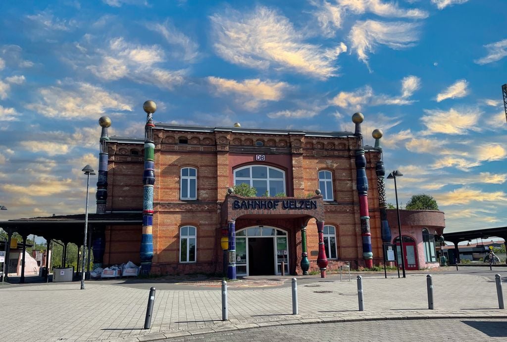 Weltweit einmalig: Dieser Bahnhof wurde von Friedensreich Hundertwasser gestaltet. Foto: Adobe Stock