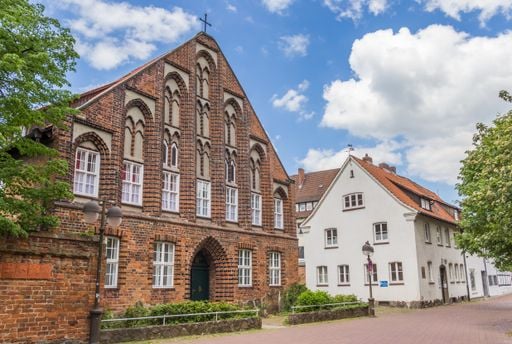 Farbrausch und Formenf&uuml;lle: Diese Stadt punktet mit Hanse und Hundertwasser