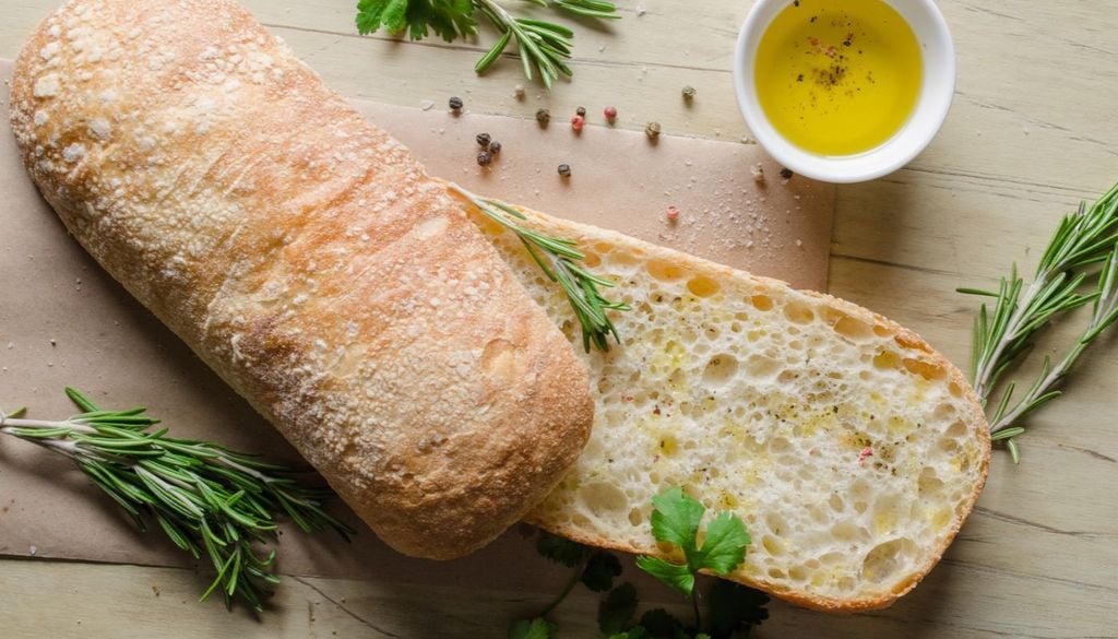 pane scarpetta La ciabatta è il tipo di pane più indicato per fare la scarpetta, perché è quello che trattiene più sugo