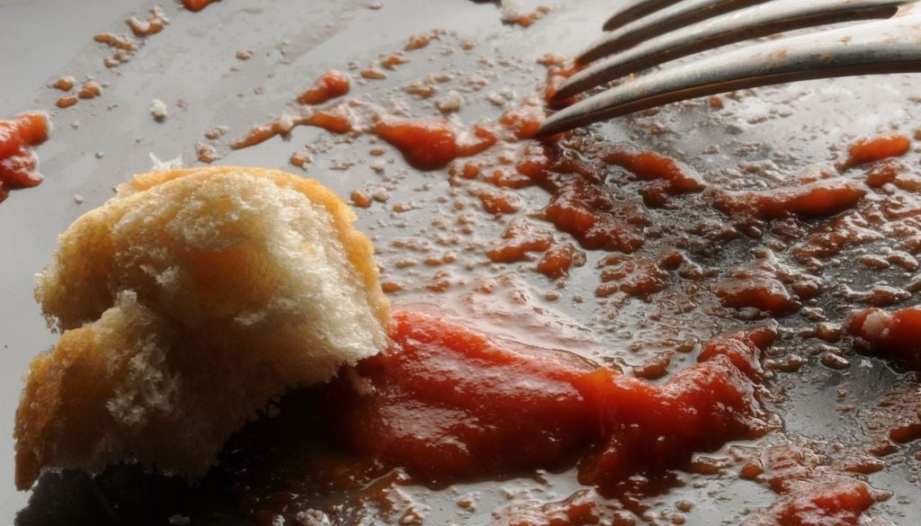Fare la scarpetta Fare la scarpetta per raccogliere i residui di sugo dal piatto, un'usanza tutta italiana