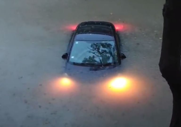 Maltempo in Portogallo, strade trasformate in fiumi a Faro: i video Maltempo in Portogallo, strade trasformate in fiumi a Faro: i video