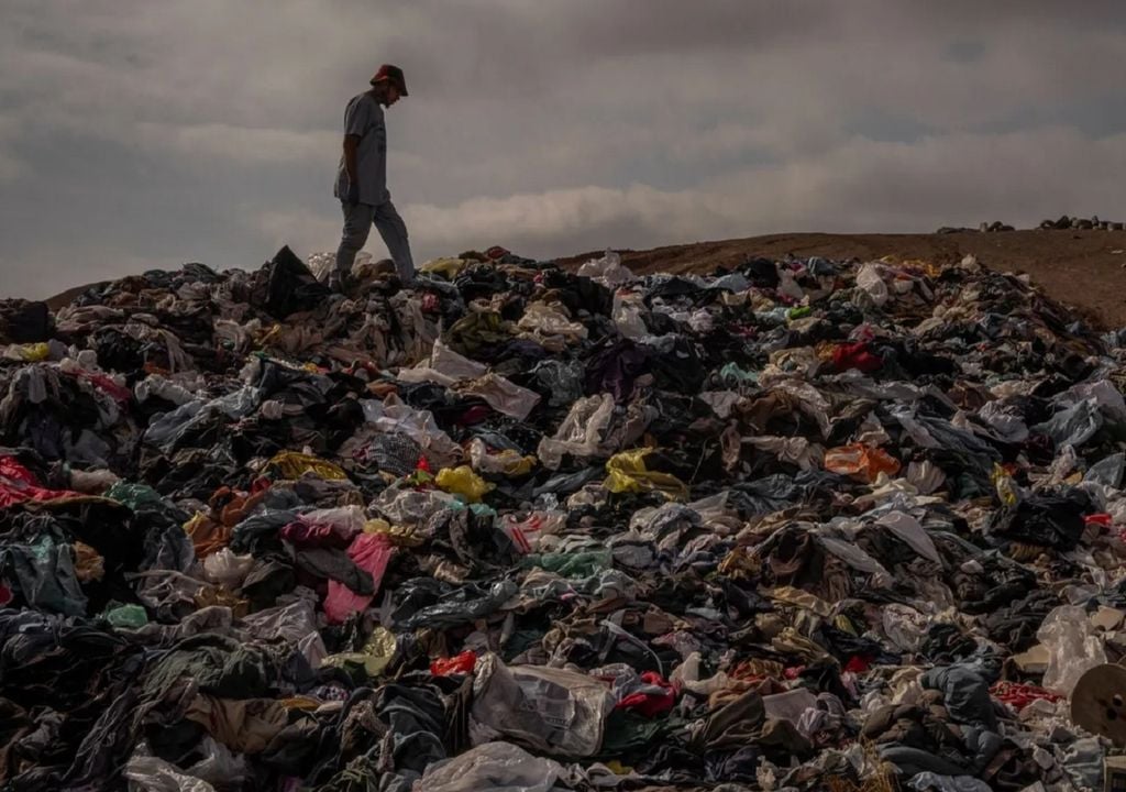 Fast fashion en el desierto de Atacama: crecen las montañas de ropa