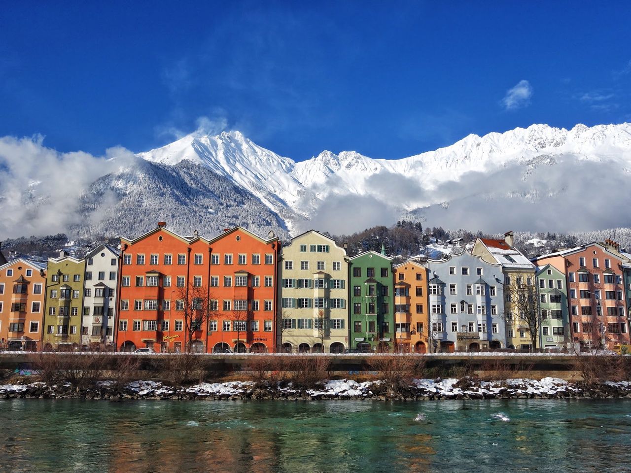 Die Nordkette thront mit ihren über 2500 Meter hohen Gipfeln über der Stadt (Foto Markus Köss)