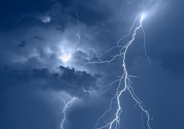 Tormenta; chubascos; rayos Tormenta; chubascos; rayos