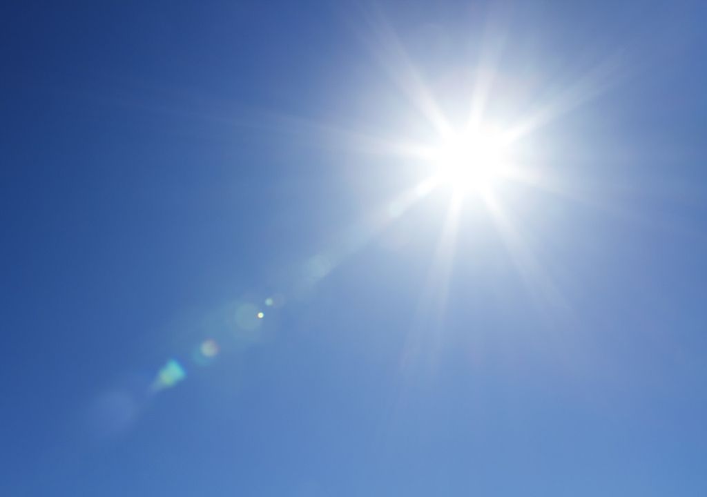 Sol; cielo despejado