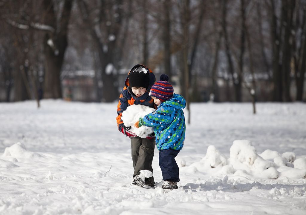 Niños jugando en la nieve