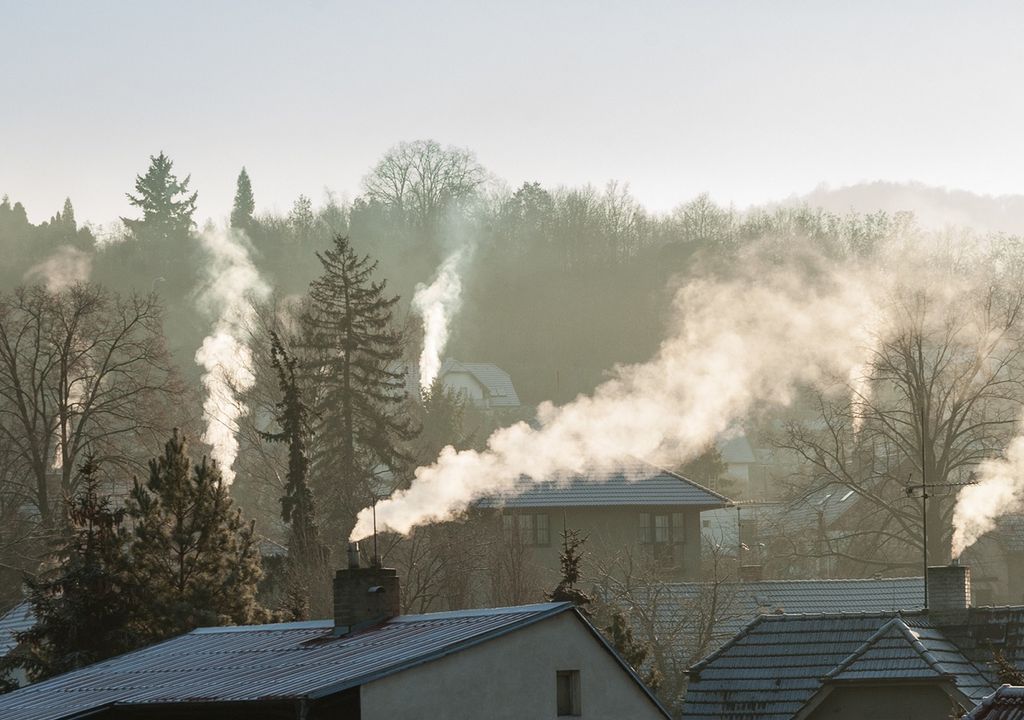 humos visible saliendo de las chimeneas
