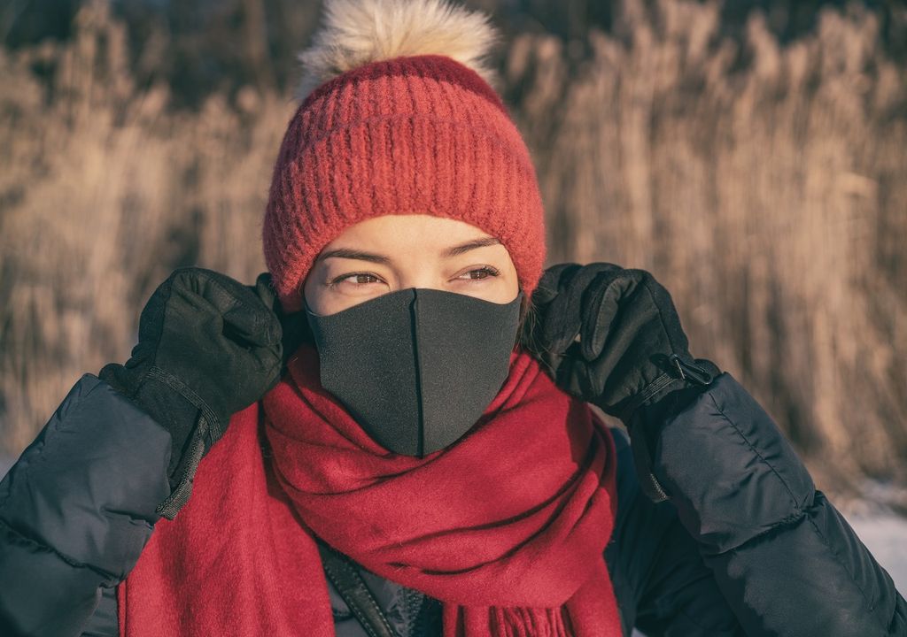 Mujer con mascarilla en tiempo frío