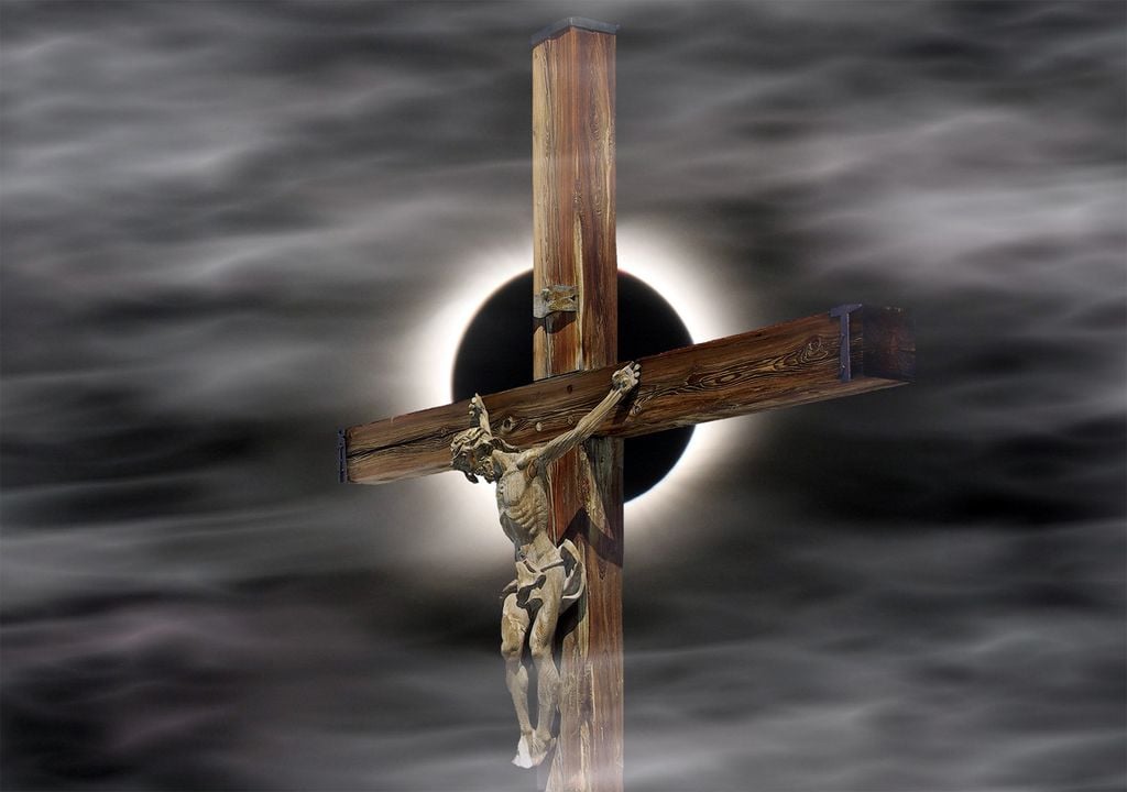 Fotomontaje que recoge el momento de la muerte de Jesús y la oscuridad que aconteció.