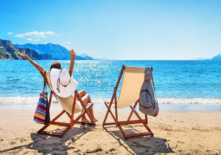 Mujer frente a la playa día soleado Mujer frente a la playa día soleado
