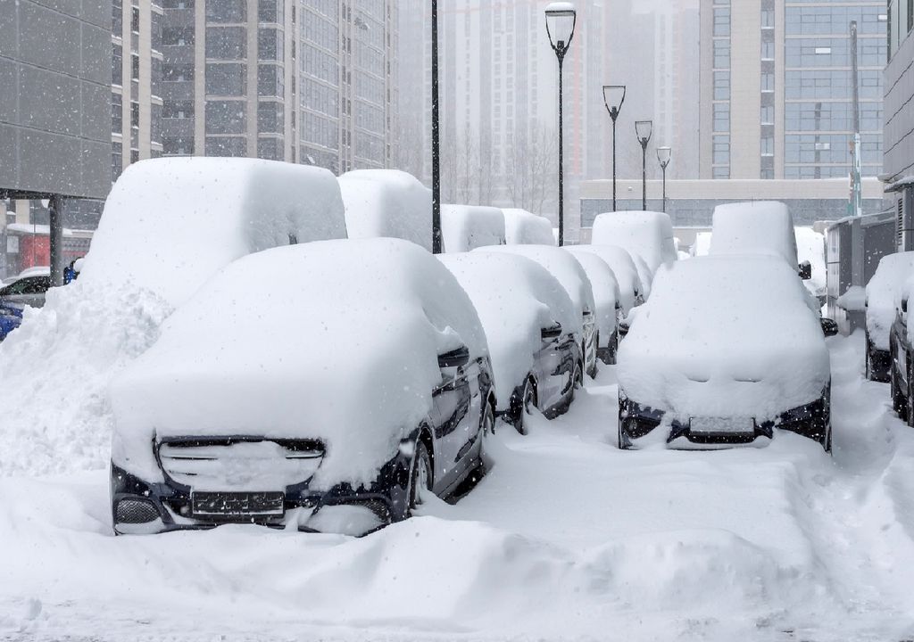 autos cubiertos por nieve