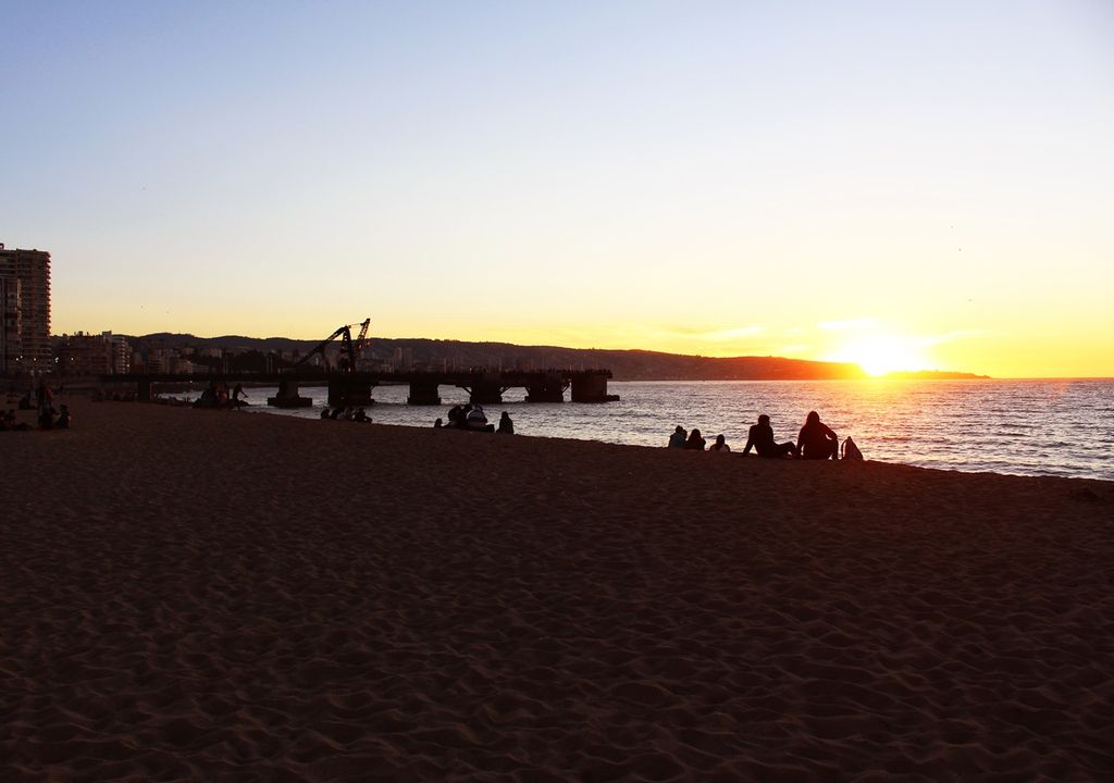 puesta de Sol desde una playa de Viña del Mar.