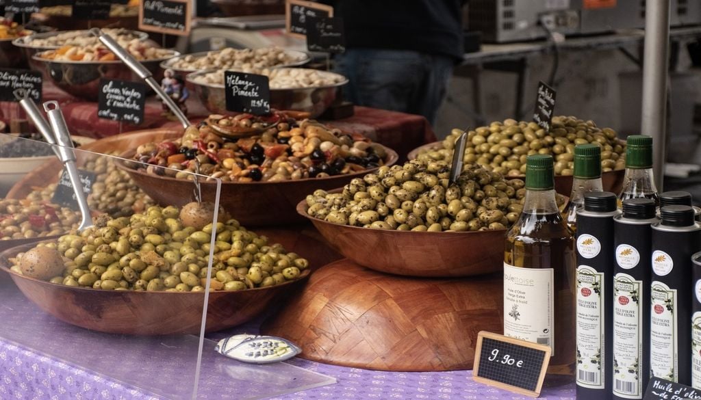 Des pâtes et de l'huile d'olive pour le repas