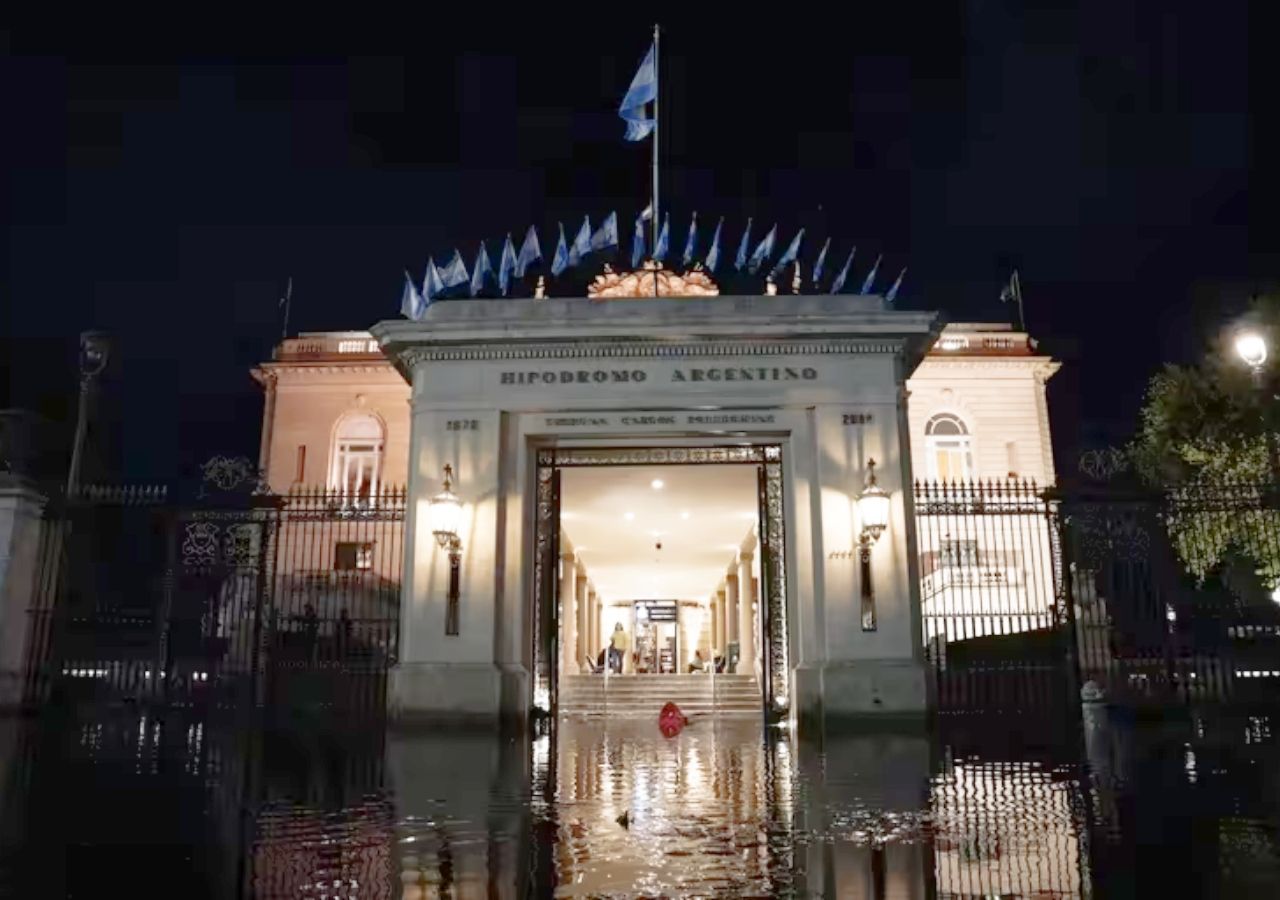 Una postal inédita del Hipódromo de Palermo anegado, en la histórica crecida de la noche del 18 al 19 de diciembre de 2023.