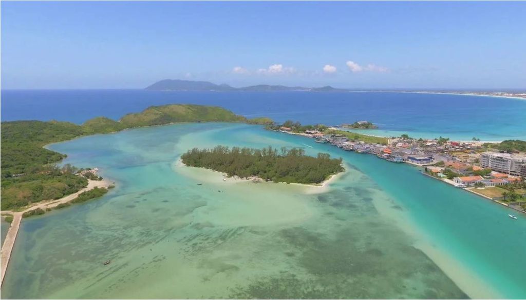 Uma das principais atrações de Cabo Frio, na Região dos Lagos, é a Ilha do Japonês, ideal para quem busca tranquilidade. Crédito: Divulgação.