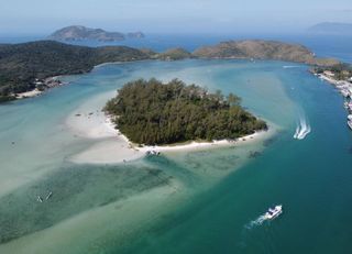 Fenômeno em Cabo Frio, RJ, permite atravessar a Ilha do Japonês até de bicicleta; entenda