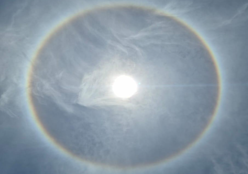 Fen&ocirc;meno halo solar &eacute; registrado no Cear&aacute; e encanta moradores com c&iacute;rculo colorido no c&eacute;u