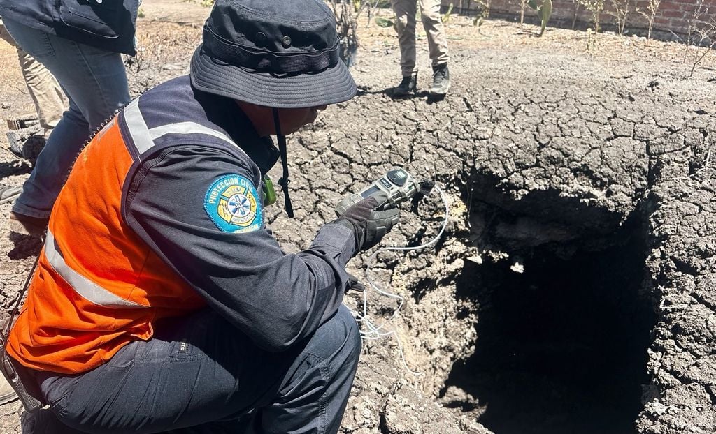 Autoridades mantienen vigilancia y análisis tras la manifestación registrada en la zona. Se realizó análisis fotogramétrico e infrarrojo con dron. Continúan estudios de gases y temperatura. Fotografía cortesía de Protección Civil Michoacán Se mantiene vigilancia la zona. Se realizó análisis fotogramétrico e infrarrojo con dron y continúa el monitoreo de gases y temperatura. Fotografía cortesía de Protección Civil Michoacán.