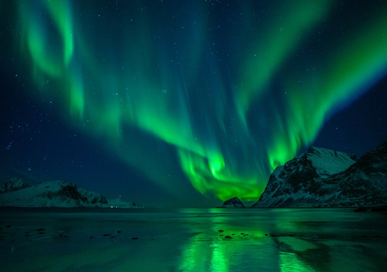 NASA destaca fotografia com aurora boreal e vulcão na Islândia