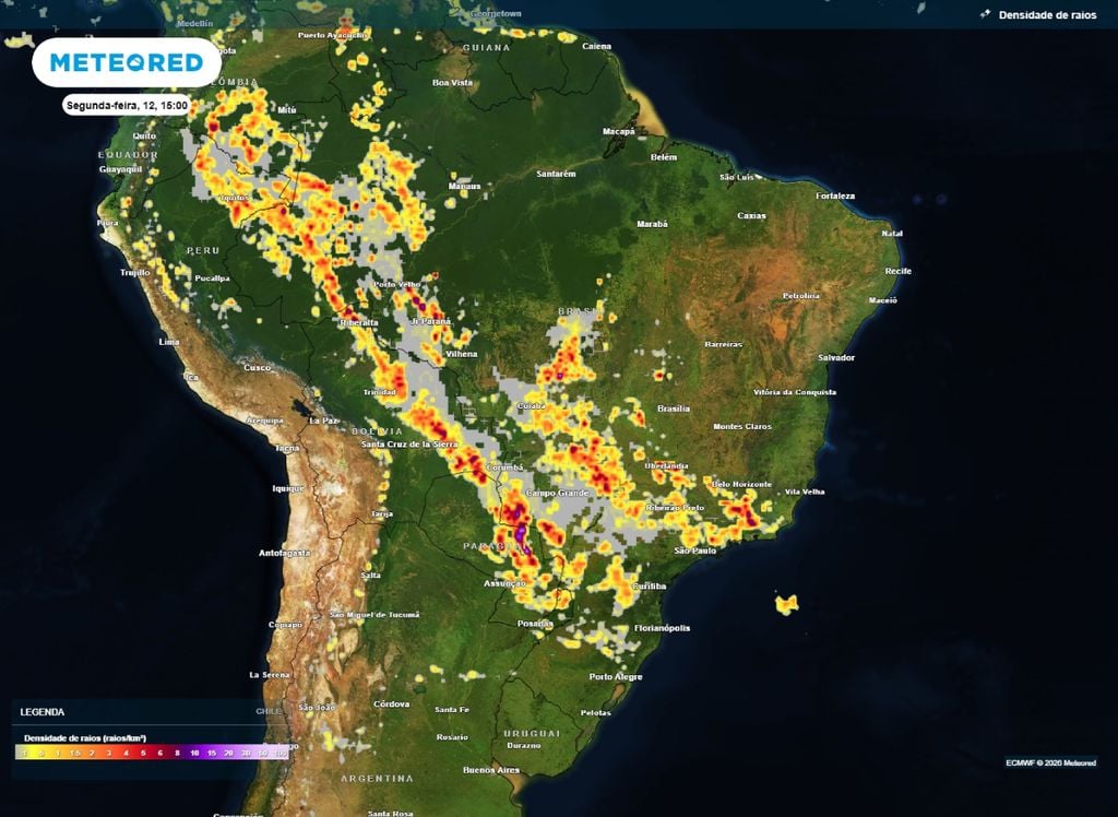 Densidade de raios Mapa de densidade de raios mostra áreas com maior potencial para temporais nesta segunda-feira (12).