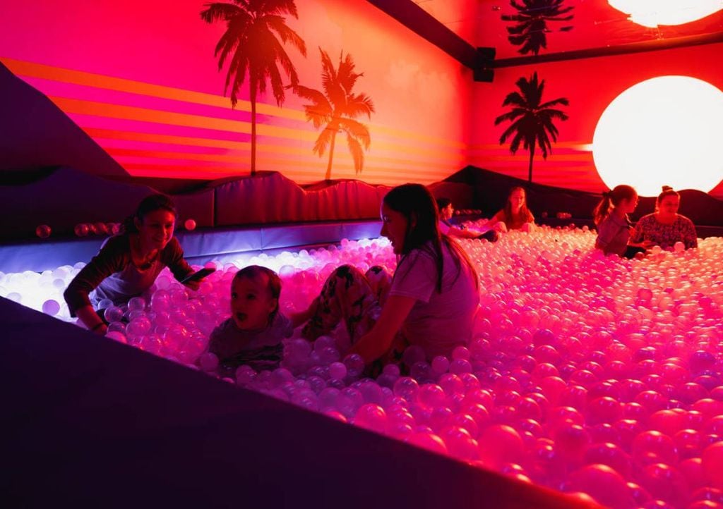 Piscina de bolhas e muitas luzes coloridas no Dopamine Land. Crédito: Divulgação/Fever.