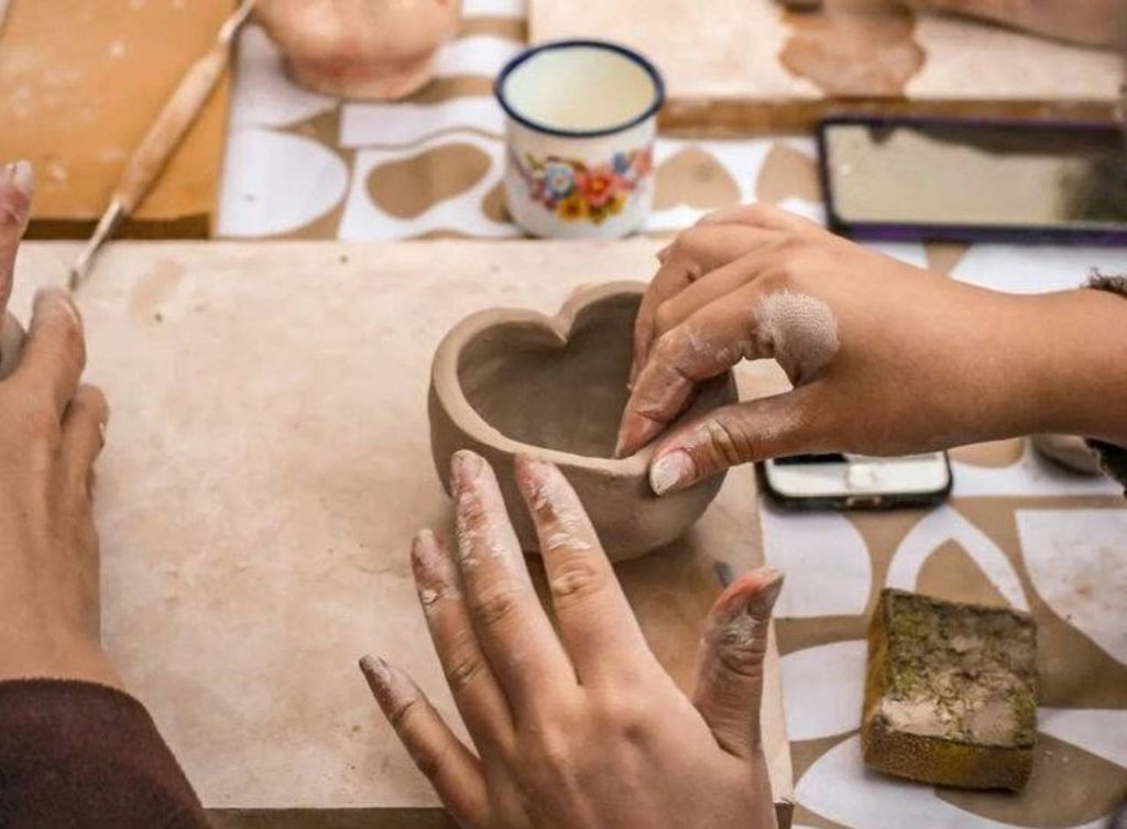 Oficina gratuita de modelagem com argila é uma das atrações na Casa de Cultura do Parque Villa-Lobos. Crédito: Divulgação.