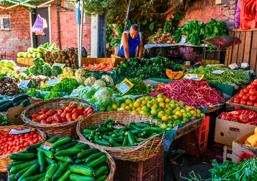 Feria con frutas y verduras frescas en Santiago. Marzo es un mes en el que conviven los frutos típicos del verano con los del otoño. Crédito: Municipalidad de Providencia.
