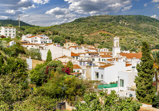 Entre montañas y calas de aguas turquesas: este es primer pueblo de Baleares distinguido como Pueblo Mágico de España