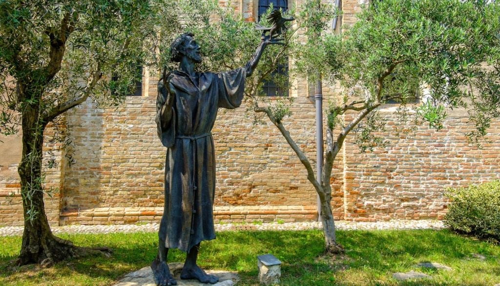 La rappresentazione classica di San Francesco con una colomba, nella versione dello scultore Roberto Cremesini