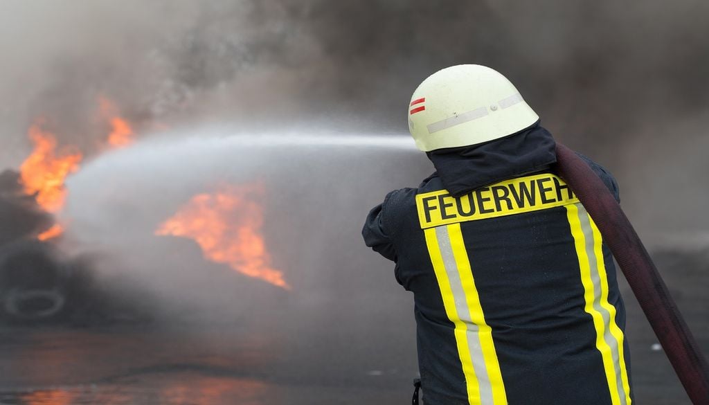 Symbolbild: Die Feuerwehr ist in diesen Stunden in NRW im Großeinsatz (Foto: Adobe Stock)