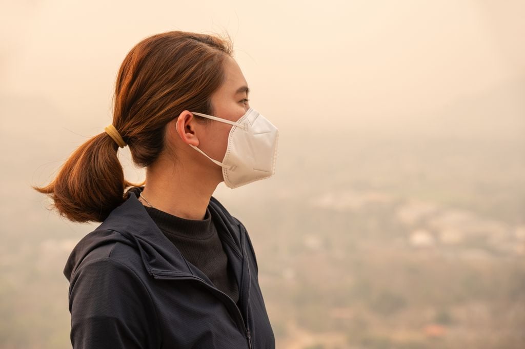 Um vor dem Rauch zu schützen, wird dazu geraten, Mund und Nase zu bedecken (Foto: Adobe Stock)