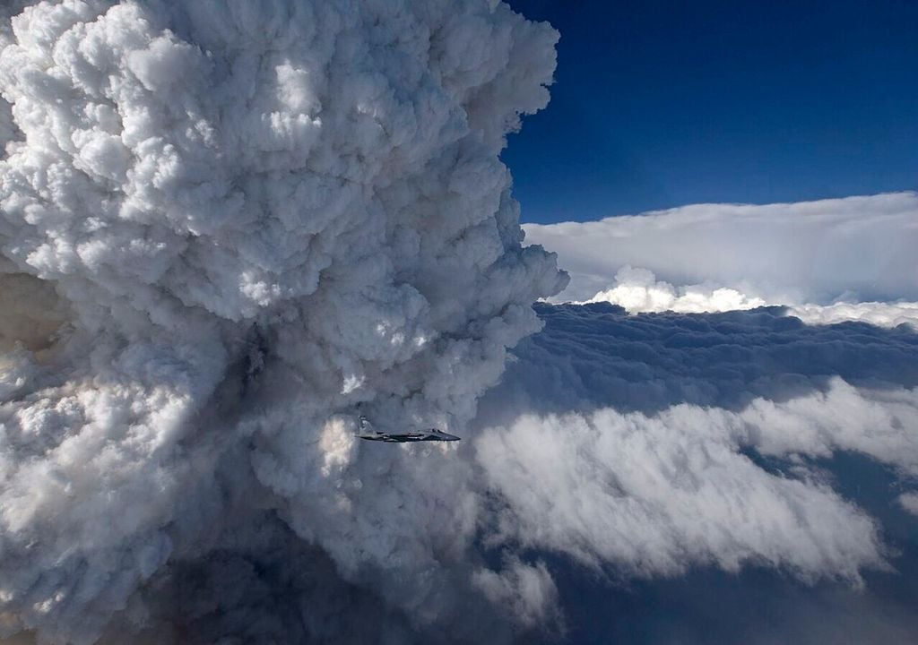 Pyrocumulus über dem Oregon Gulch Fire 2014 in Oregon und Kalifornien, USA, mit einer F-15C Eagle im Vordergrund. Pyrocumulus über dem Oregon Gulch Fire 2014 in Oregon und Kalifornien, USA, mit einer F-15C Eagle im Vordergrund.