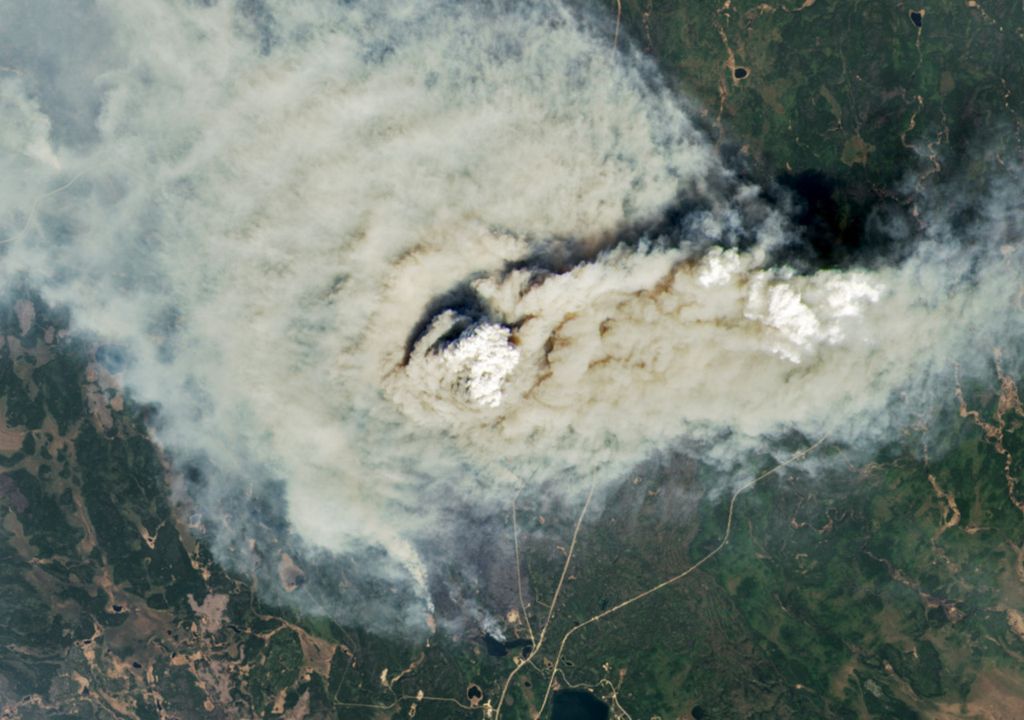 Pyrocumulonimbus in der kanadischen Provinz Saskatchewan am 10. Mai 2025: Normalerweise treten Walbrände dort im April und Mai auf, wenn der Schnee schmilzt und die Landschaft austrocknet. Die Bedingungen Mitte Mai 2025 waren jedoch verschärft, mit anhaltender Dürre und starken Winden. Pyrocumulonimbus in der kanadischen Provinz Saskatchewan am 10. Mai 2025: Normalerweise treten Walbrände dort im April und Mai auf, wenn der Schnee schmilzt und die Landschaft austrocknet. Die Bedingungen Mitte Mai 2025 waren jedoch verschärft, mit anhaltender Dürre und starken Winden.